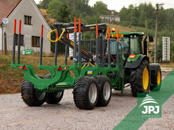 Vyvážečka Farma, nosnost 12 tun, dosah hydraulické ruky 7 m, traktor John Deere