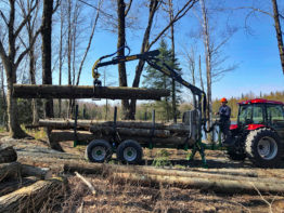 Vyvážecí vlek s hydraulickou rukou třetí generace s dosahem 5 m